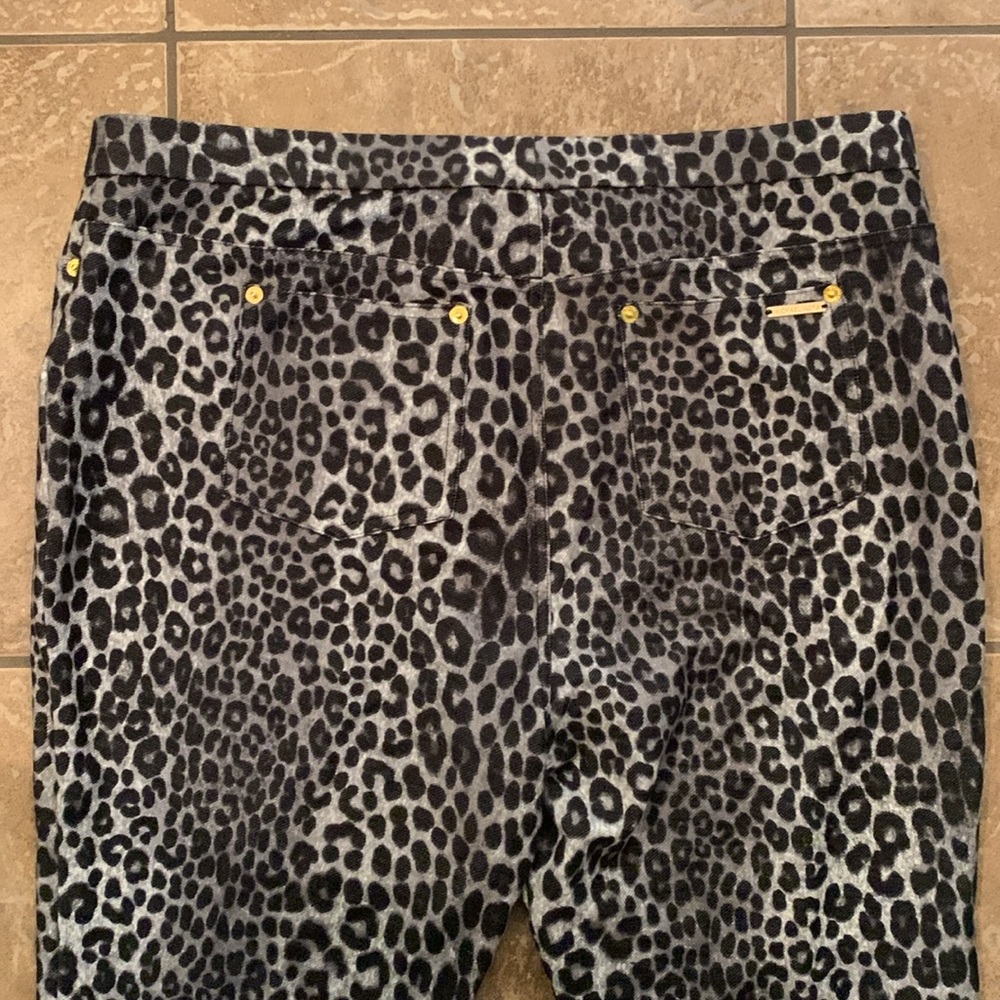 Michael Kors Leopard Print Pull on pants/Leggings - Picture 7 of 7